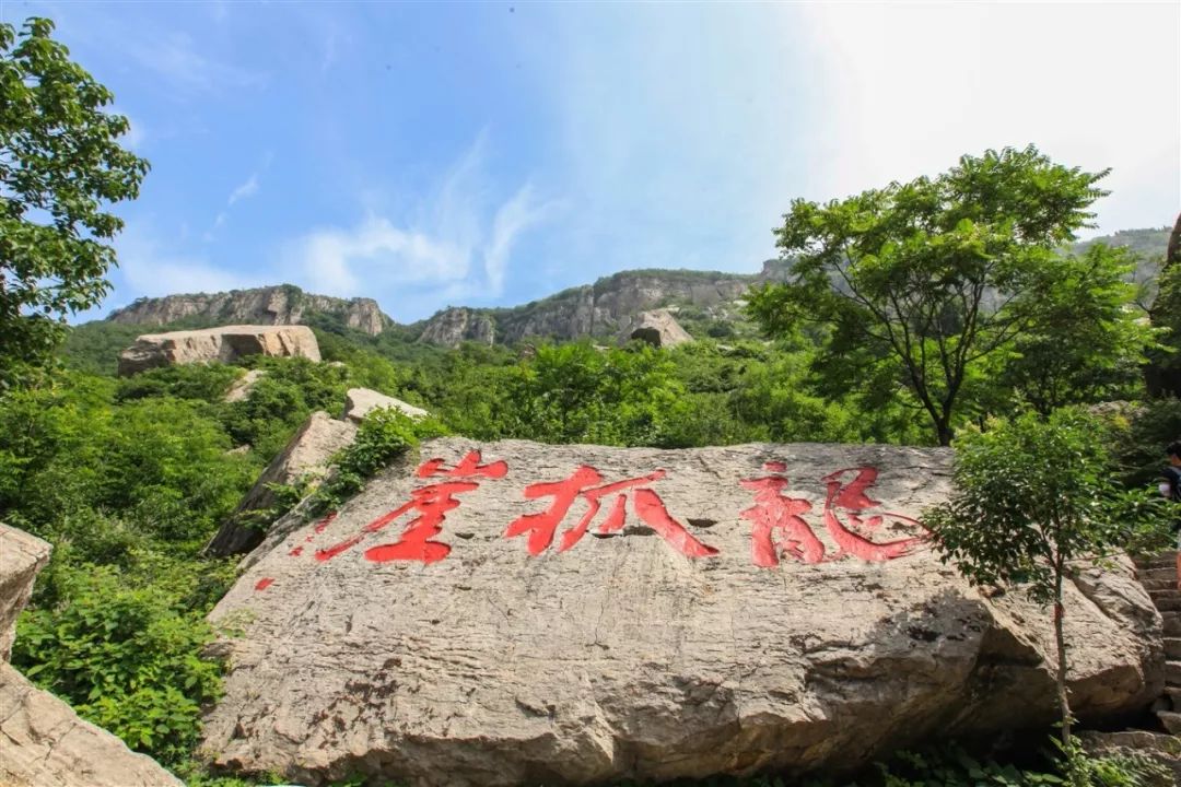 双龙大裂谷是熊耳山的主要景点,裂谷有两条,从空中向下俯视似两条播云