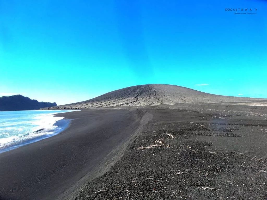 在托富阿岛探索火山口,岩浆遗迹,游火山湖;在哈派岛观大翅鲸群,与