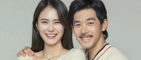 刘荷娜穿婆婆裤子躺在公公腿上,引争议,网友:现实版品如的衣服