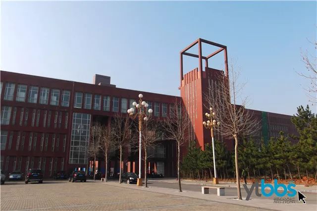 不可否认,中国农业大学烟台校区的建筑物真的很漂亮,展现了碧海,蓝天