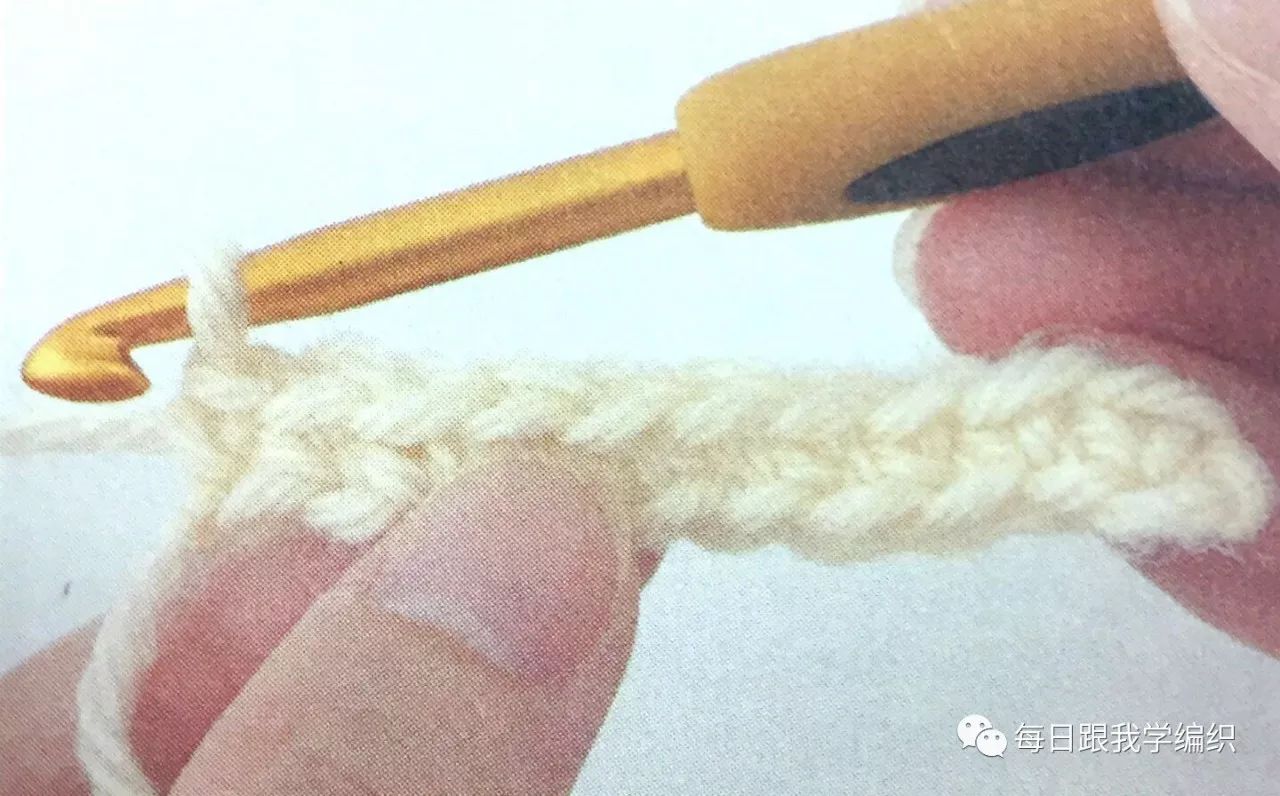 7,接下来绕线引拔,钩一针辫子针作为立针,开始钩织第二行.