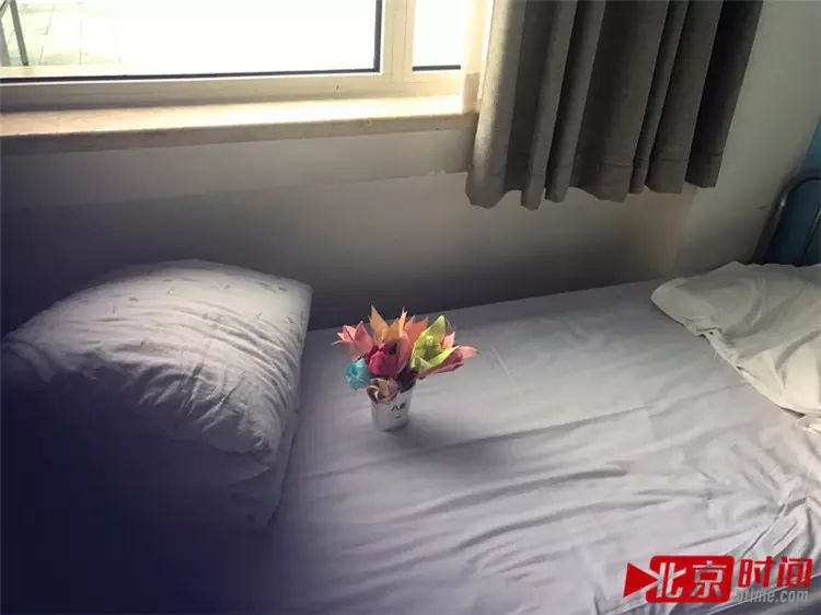 病床上放着抑郁症患者折叠的玫瑰花