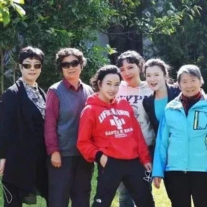 刘晓庆全家照终于曝光,原来她是这样的家庭!