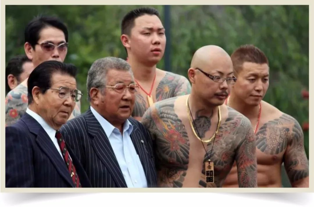 除了中国东北有金链大队,世界各地的黑道,或者是有黑道情结的男人也对