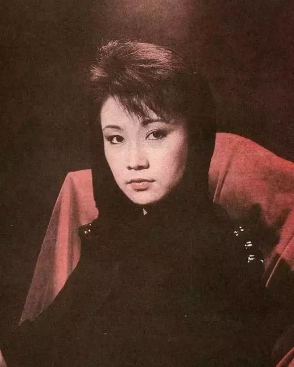 她美过赵雅芝,演过最经典黄蓉,40岁为夫学医,如今患癌离去,引无数人追忆!