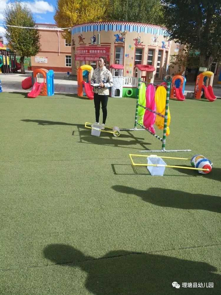 2017年理塘县幼儿园首届"大型户外自制玩具"评比活动