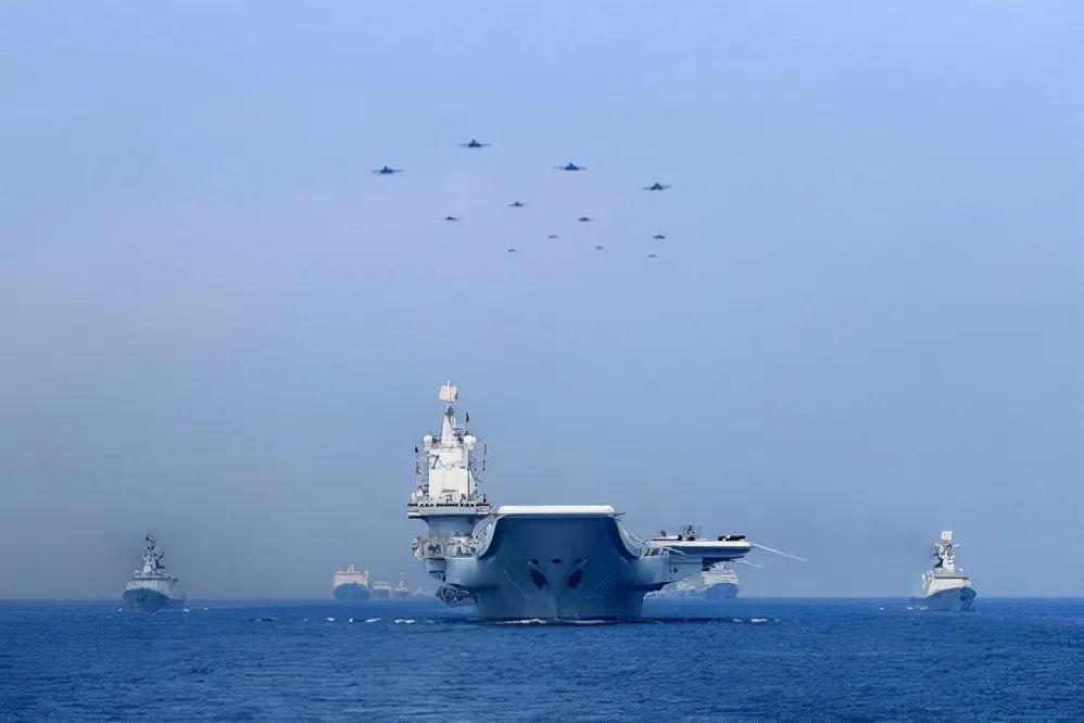 中国海警巡航钓鱼岛领海海军航母编队出现给日本一记响亮耳光