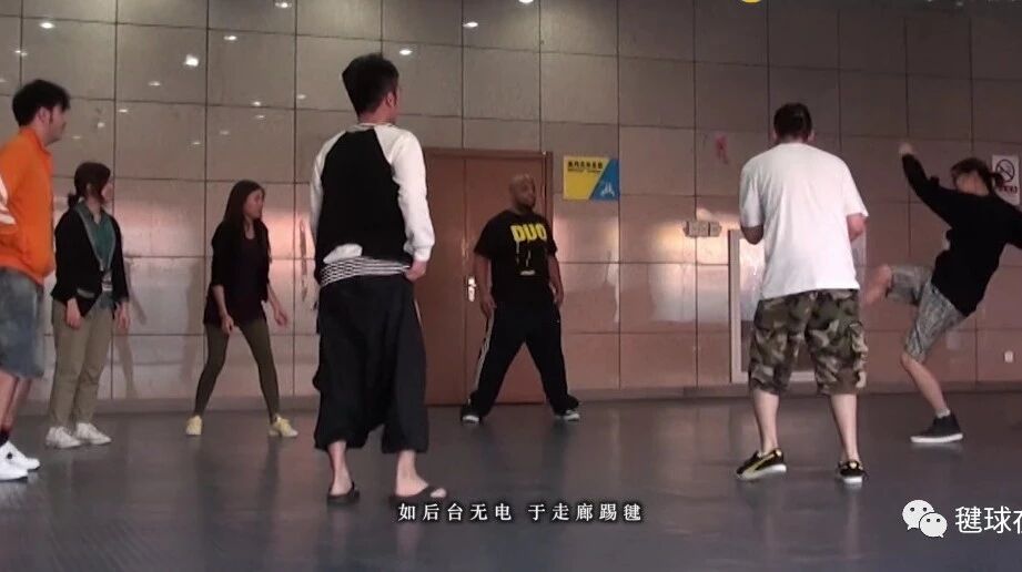 陈奕迅与你常在一起踢毽子