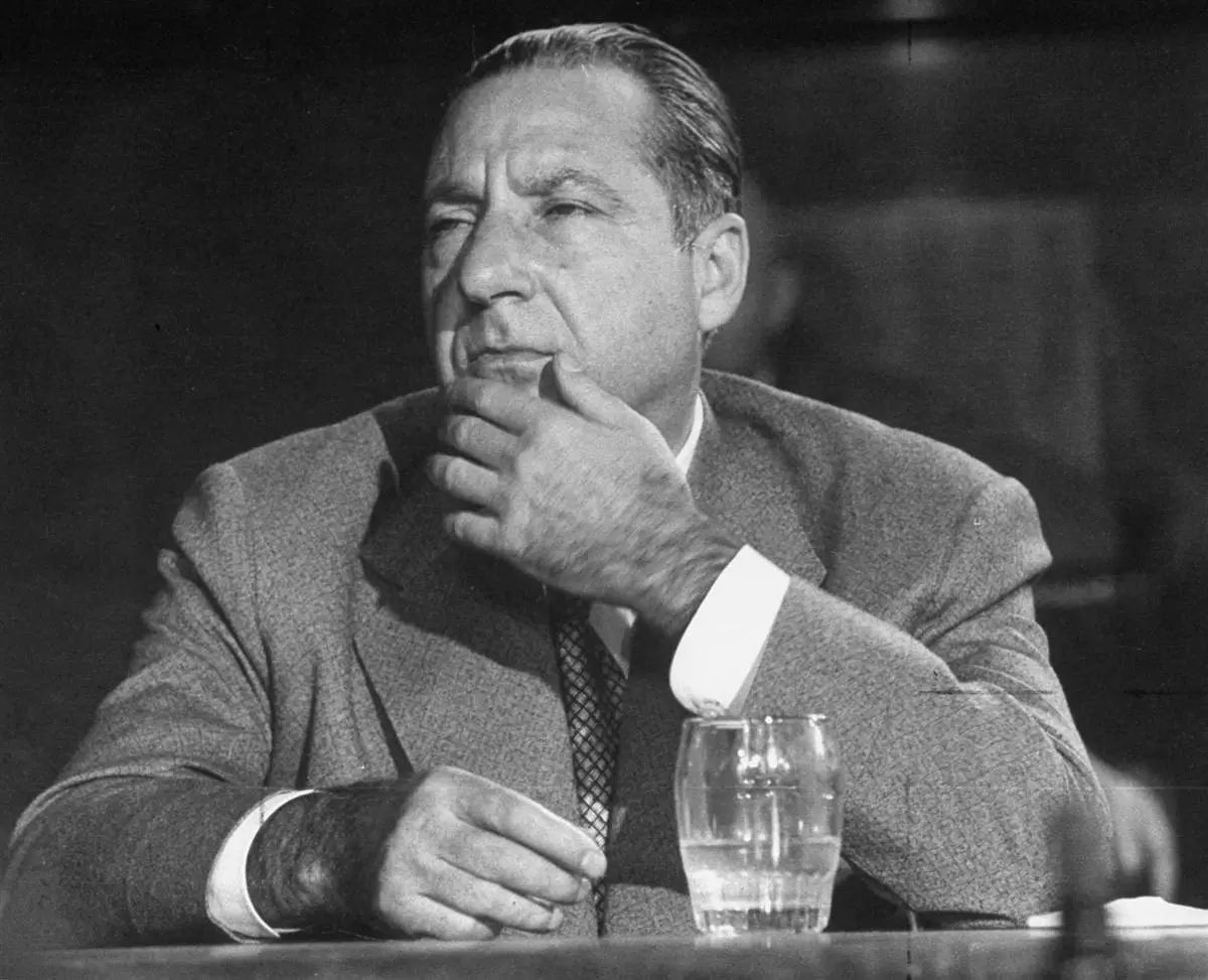 卡斯特罗(frank costello),此时的弗兰克需要找一个人帮他打通
