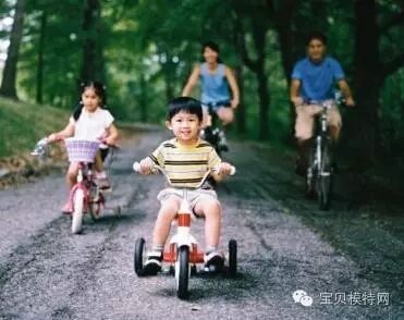 小孩子骑三轮车