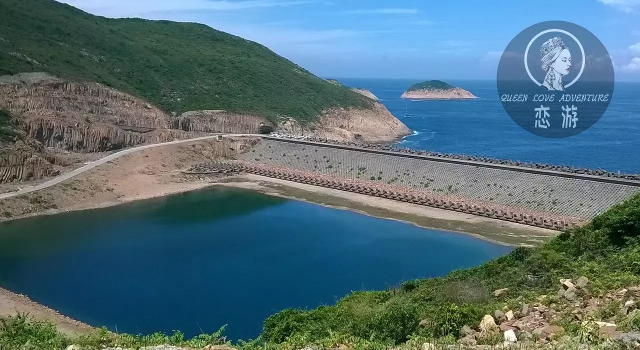来到这里你会遇见香港十大胜景之一的万宜水库,它在阳光下呈现出不同
