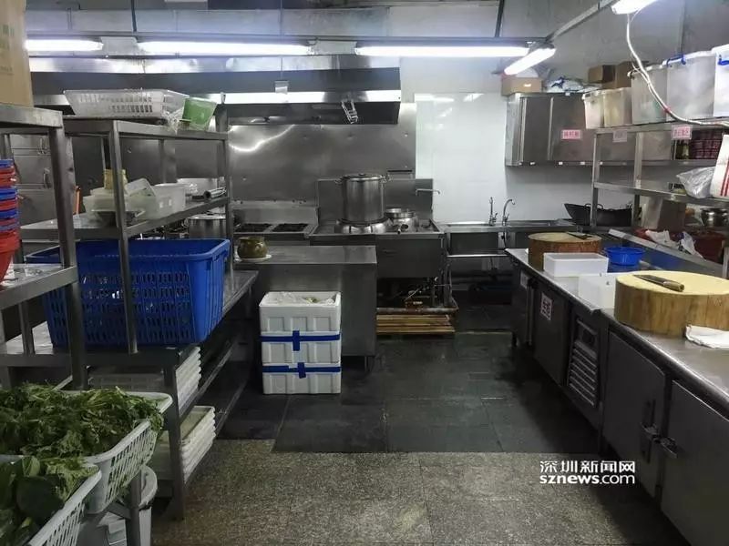 厨房地面卫生状况较差,排水有明沟没有做密封.  4.
