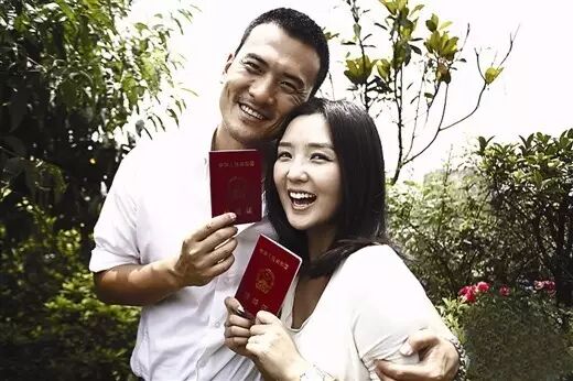 揭秘何洁婚变背后:收入不对等、分工不均让矛盾积累 (内有05超女后台独家旧照)