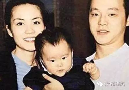 1997年,王菲产下窦靖童,窦唯谱曲,她作词还有童童咿呀学语配唱的《童