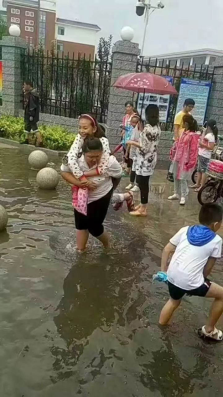 她的职责是护送孩子们上校车,保证他们的安全,有一个小女孩先走下水