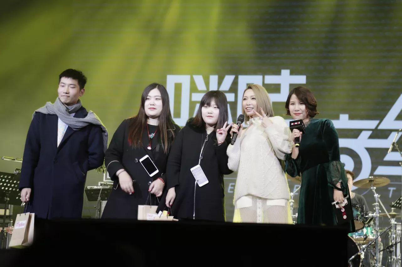 就是和谭维维,魏雪漫一起创作的歌曲 《她她她》 老板说这两位歌手都