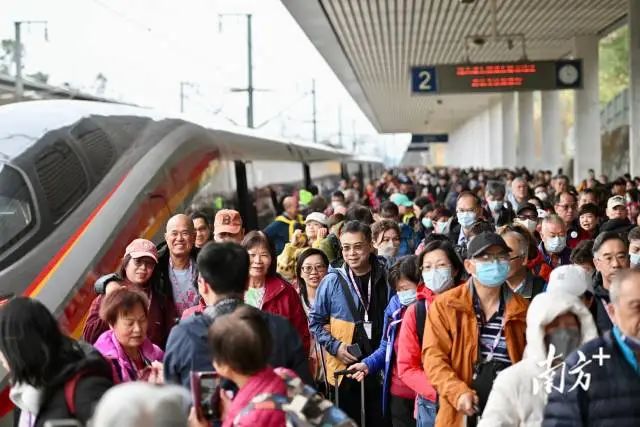 首趟香港西九龙站至清远站旅游专列成功开行，不仅为香港市民提供了直达清远的便捷服务，同时加深粤港澳大湾区与清远地区的旅游经济合作。