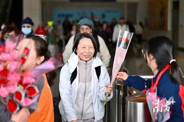 活动当天正值三八妇女节，每一位出站的女性香港旅客，都惊喜地收到了一支娇艳的鲜花。