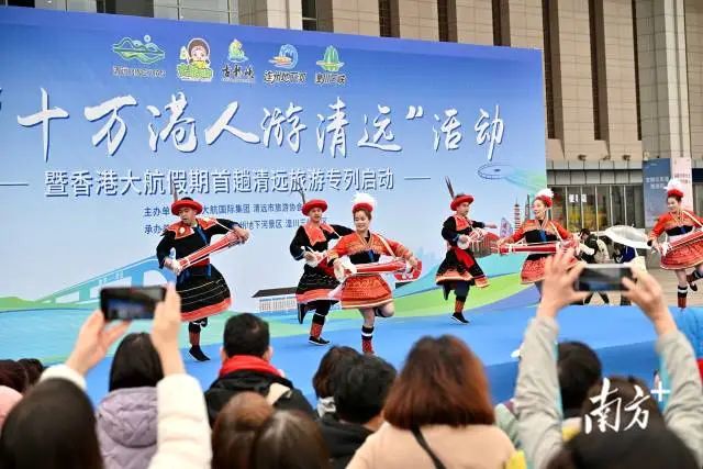 在启动活动现场，极具民族特色的瑶族长鼓舞表演精彩上演，刚劲有力的舞姿瞬间吸引了在场香港旅客的目光。