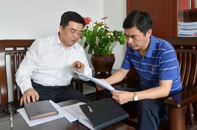 株洲市委常委、市纪委书记赖馨正（左）接受专访
