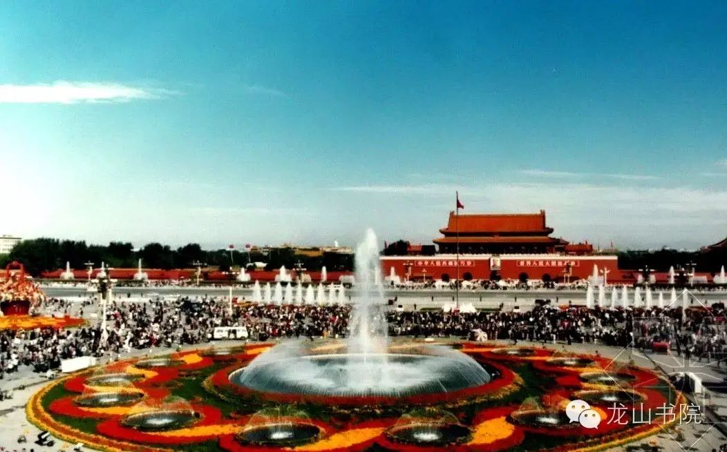1997年是天安门广场国庆摆花的第12年,为庆祝党的十五大在北京召开和