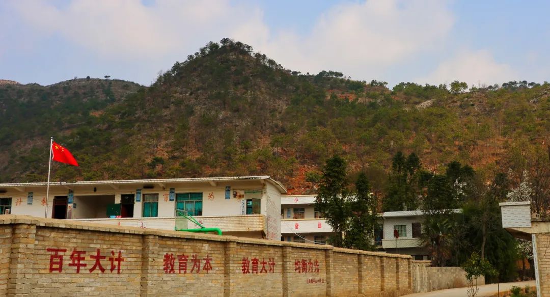 但在目睹这些变化的同时,我们却又不得不承认,中国乡村教育发展了30