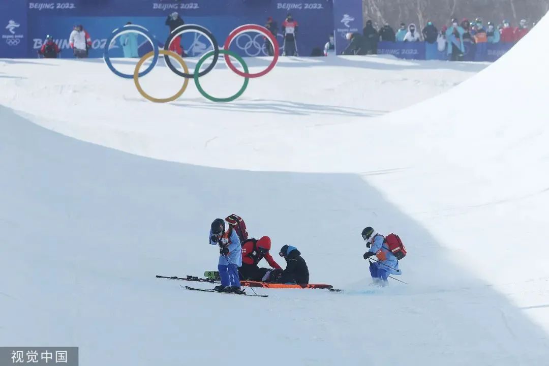 自由式滑雪女子u型池决赛中,中国队选手张可欣在第三轮比赛中重重摔倒