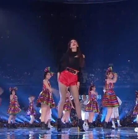 「112cm大长腿女神」惊喜热舞!草蜢跨年场瞬间嗨炸了