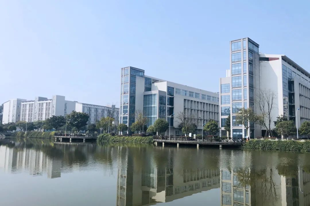 德阳科贸职业学院(原四川师范大学广汉校区)是经四川省人民政府批准