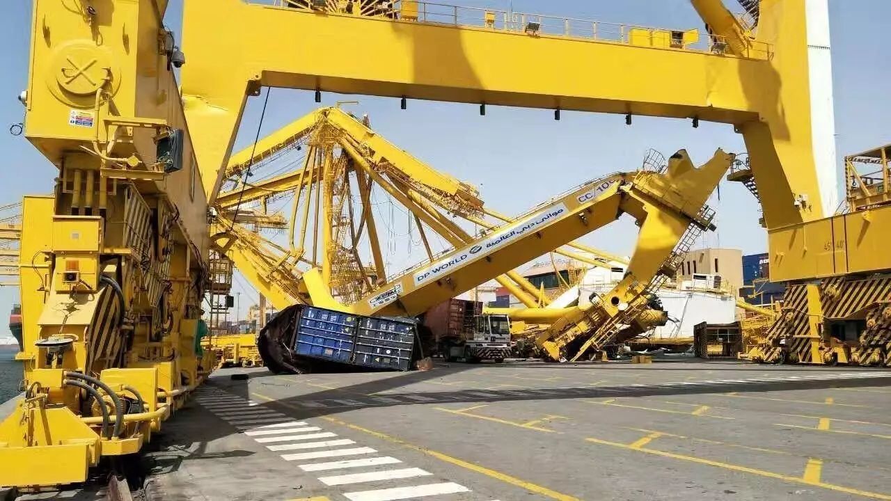 【视频】惊魂一刻！实拍巨大的桥吊被集装箱船撞塌-港口技术安全网