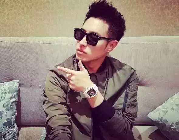 如果细心观察的话可以发现潘玮柏有个特点，那就是无论场上场下，潘玮柏总会戴着一块腕表，表不离身。