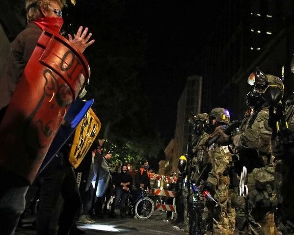波特兰反警暴游行变骚乱，美国司法部长怒斥：暴徒！