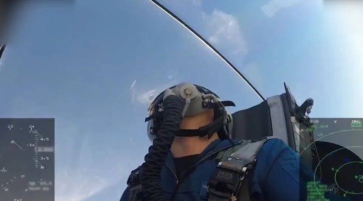 中国空军战斗机“斗狗”的画面首次曝光！飞行员的英语交流场景很紧张