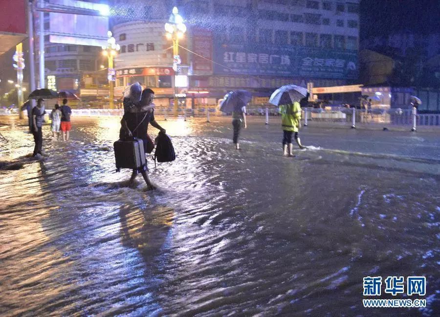 暴雨中, 这些感人瞬间,温暖每一个人