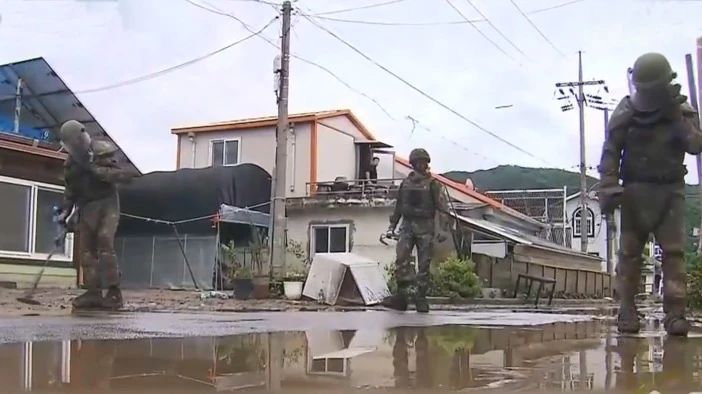 韩国暴雨有多强？地雷被冲走，老百姓吓坏了