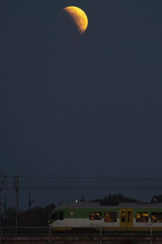 7月27日,月食现身波兰首都华沙上空.新华社发(亚普·阿辽摄)