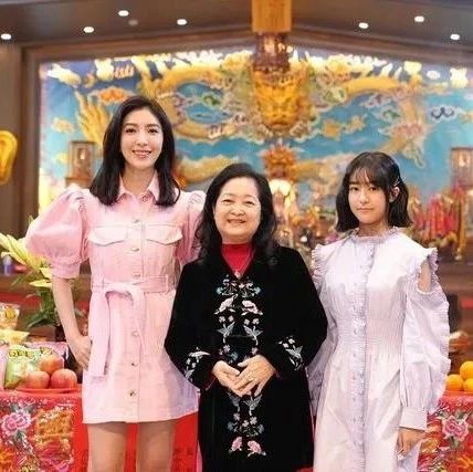 杨谨华不愧是第一气质女神,穿粉色牛仔裙,比旁边少女还美