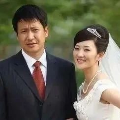 ​当年,35岁的张国强工资才3500元,妻子看不到希望提出离婚,孩子也不要,后来,张国强就娶了个大美女,换了老婆后,人生也换了