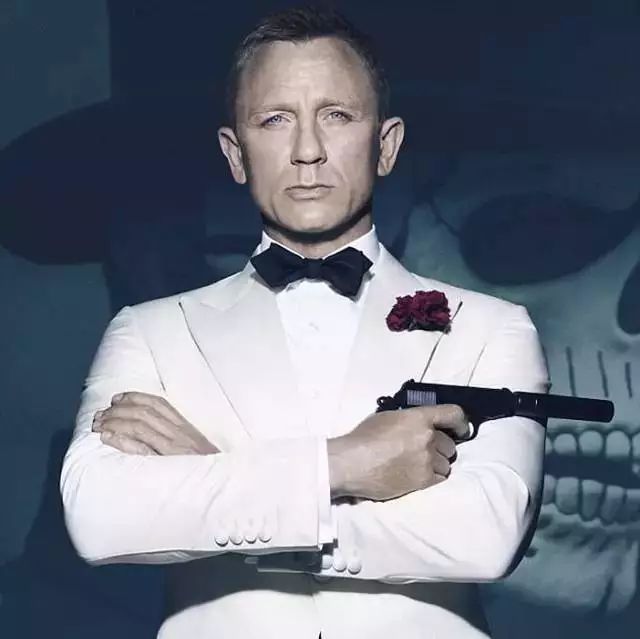 丹尼尔·克雷格终于确认再度出演007,然而几小时前他还表示啥都没定呢……