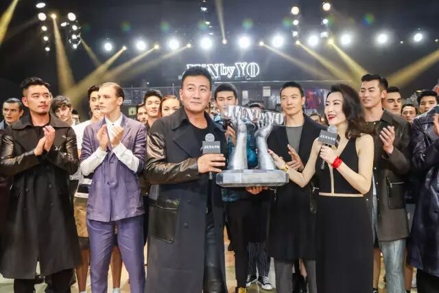 戳进来 | 硬汉了25年的胡军,生日夜用柔情突破自我