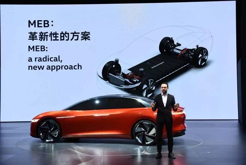 大众汽车品牌中国在北京发布了其即将在中国市场推出的最新轿车产品,分别是一汽-大众的全新一代CC和上汽大众的全新一代朗逸,两款车都将在今年的下半年推向市场发售。此外,大众品牌还带来此前不久发布的I.D.系列的旗舰车型I.D.VIZZION大型四门纯电动轿跑概念车。 大家回想一下,仅仅一个月之前,同样是在北京,大众汽车品牌中国还曾上演过一场SUV之夜,不仅有全新一代途锐的全球首秀,还有更为重要的一汽-大众旗下的两款全新SUV,以及上汽大众旗下的全新SUV产品的发布。 很明显大众品牌传递给媒体和消费者一个明确