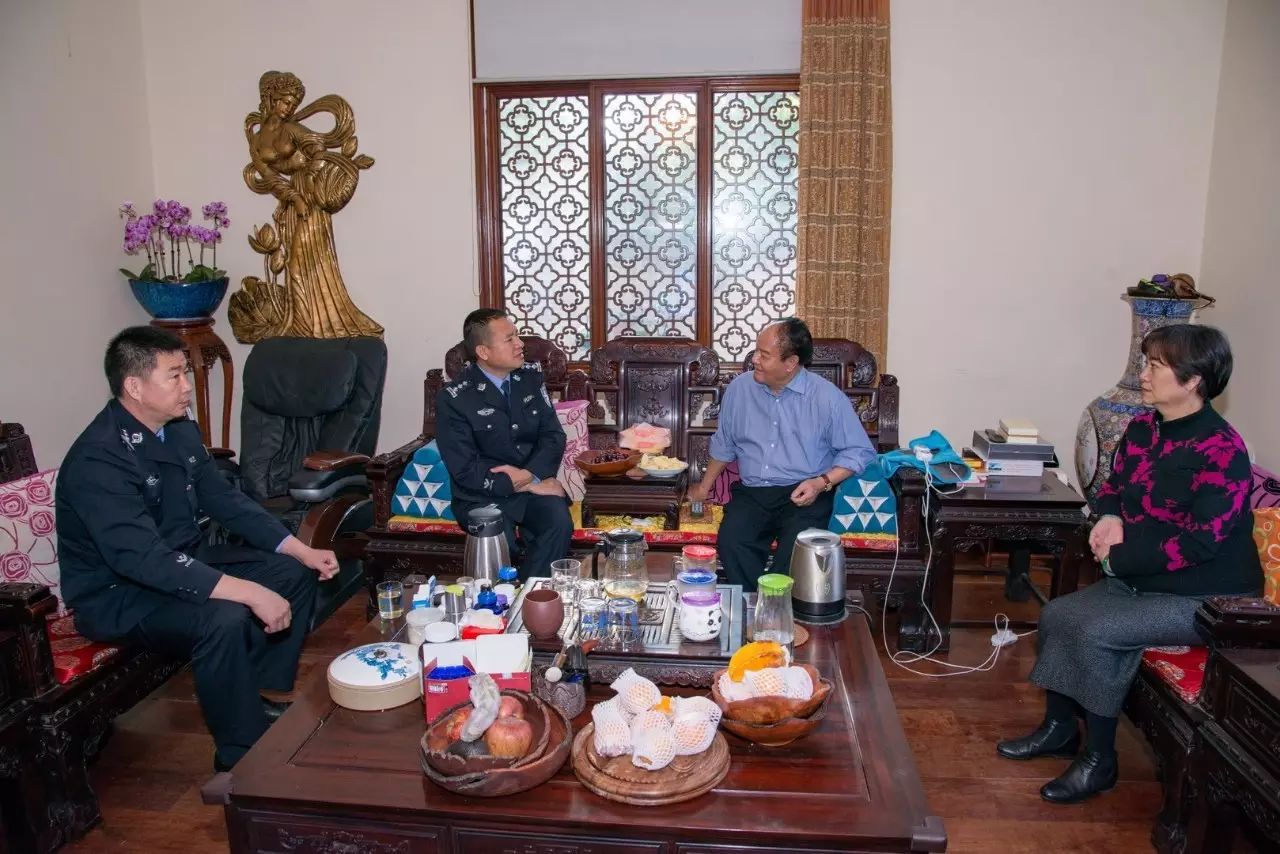 西双版纳副州长,州公安局党委书记,局长董大伦 走访慰问荣休公安局长