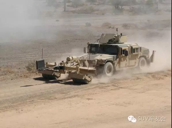 1,悍马不是一辆运兵车,它首先是个作战平台,能够轻易搭载比如雷达,高