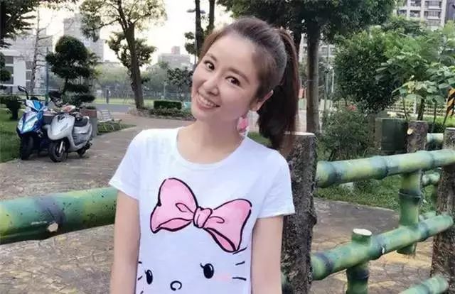 林心如晒和女儿小海豚亲子装,网友:你是不是又怀孕了,爸爸霍建华的衣服呢?