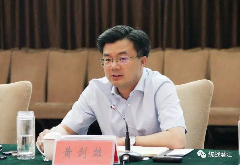 6月2日,潜江市七喜国际大酒店会议室,精心布置的会场内,市委书记