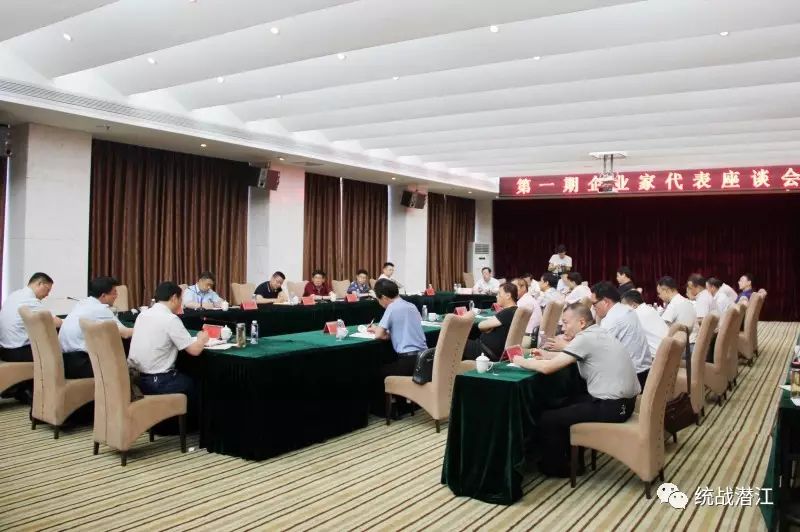 6月2日,潜江市七喜国际大酒店会议室,精心布置的会场内,市委书记