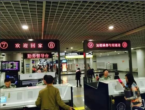 《战狼2》：中国护照不一定能带你去世界任何地方，但能把你从任何地方接回家！ - 24