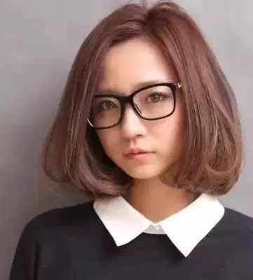 戴眼镜的MM适合什么样子的发型？