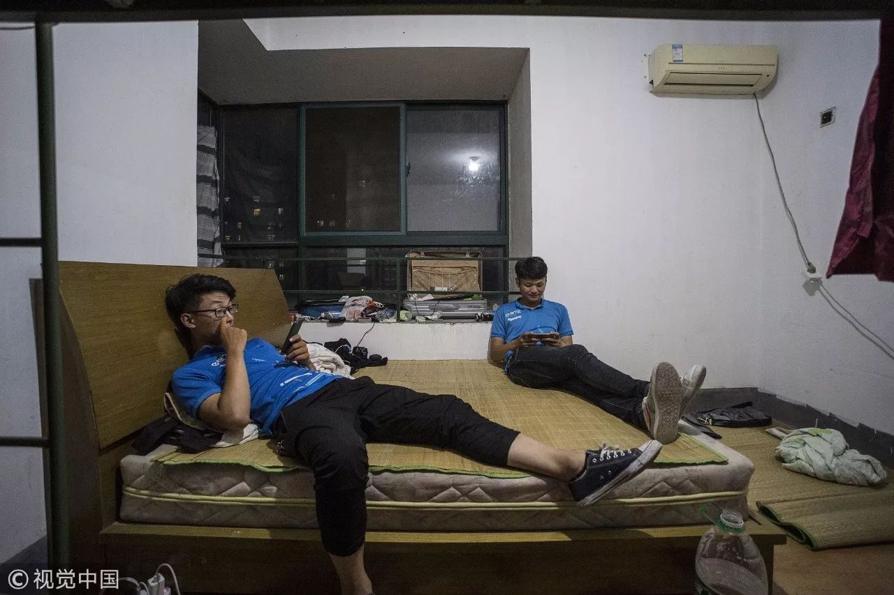 睡前躺在床上玩手机,是年轻人最爱的娱乐休闲方式之一   视觉中国