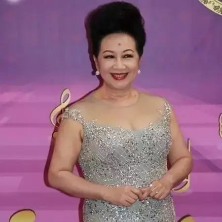 《流行经典50年》最后一集 薛家燕性感低胸裙打扮